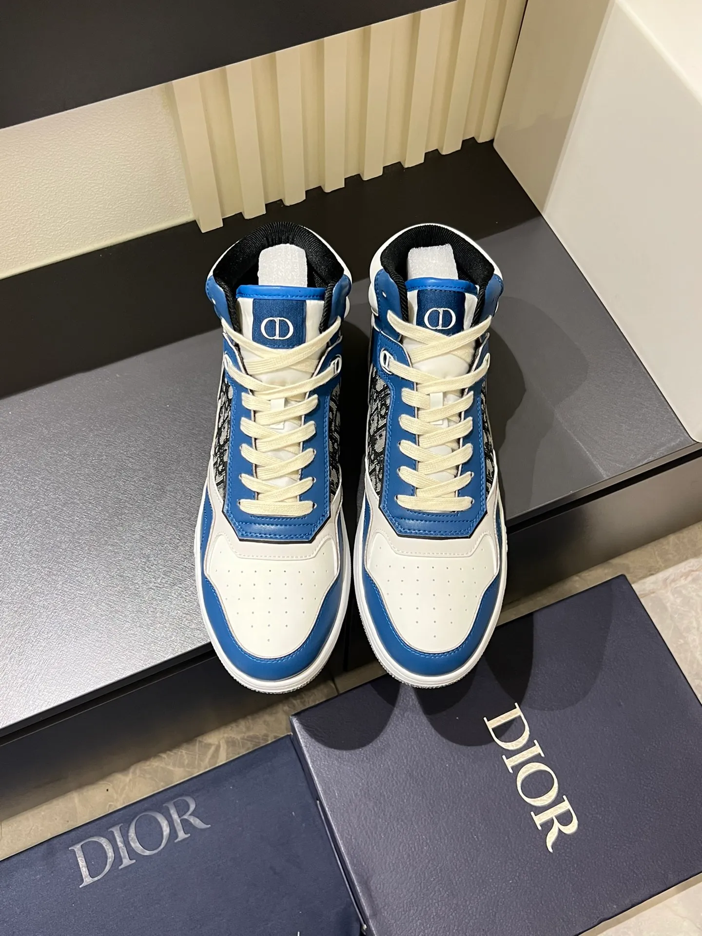 Men's shoes 💰p460 "Dio*" mid-top B27 casual sneakers. This B27 high-top sneaker is a new product in the series and continues Di*r's classic style. Crafted from gray and white smooth calf leather with beige and black Oblique print panels on the sides. The "CD Icon" shaped shoelace eyelets are clever and delicate, and the two-color rubber sole, rear collar and heel are all equipped with the brand's iconic details to enhance the style. Oblique printed straps at the ankle allow for an adjustable fit to complement the overall design. Fashionable and versatile, it can complement any look. Create an exquisite design with unique dynamic vitality and modern atmosphere, presented in low-top and high-top styles. This new must-have shoe adds a new dimension to Dior's archive heritage, embodying modern elegance. Purchase the original version and make it 1:1. If you need top quality, please come to me! Male 38-44!